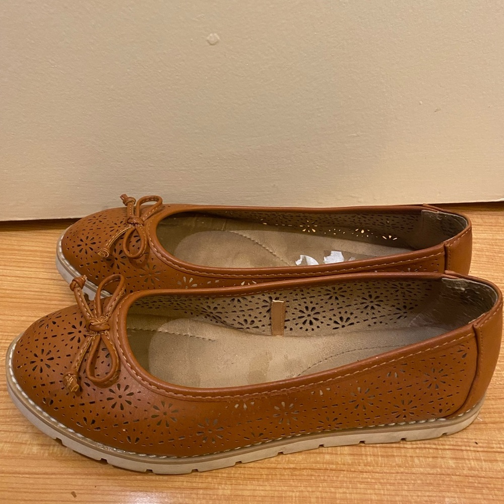 Brown and white flat loafers with a cushioned soul. Great for work! 7 1/2 wide.